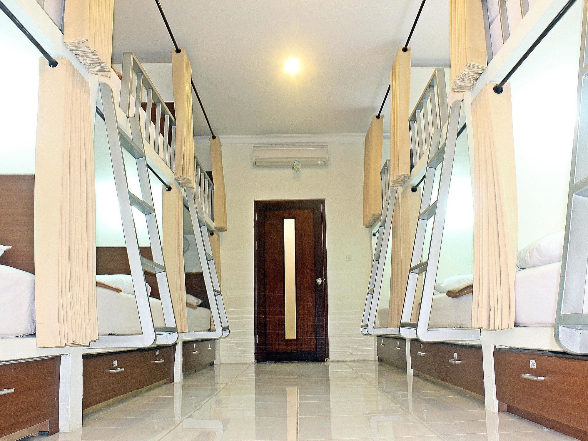 Mirah Hostel Legian Esterno foto