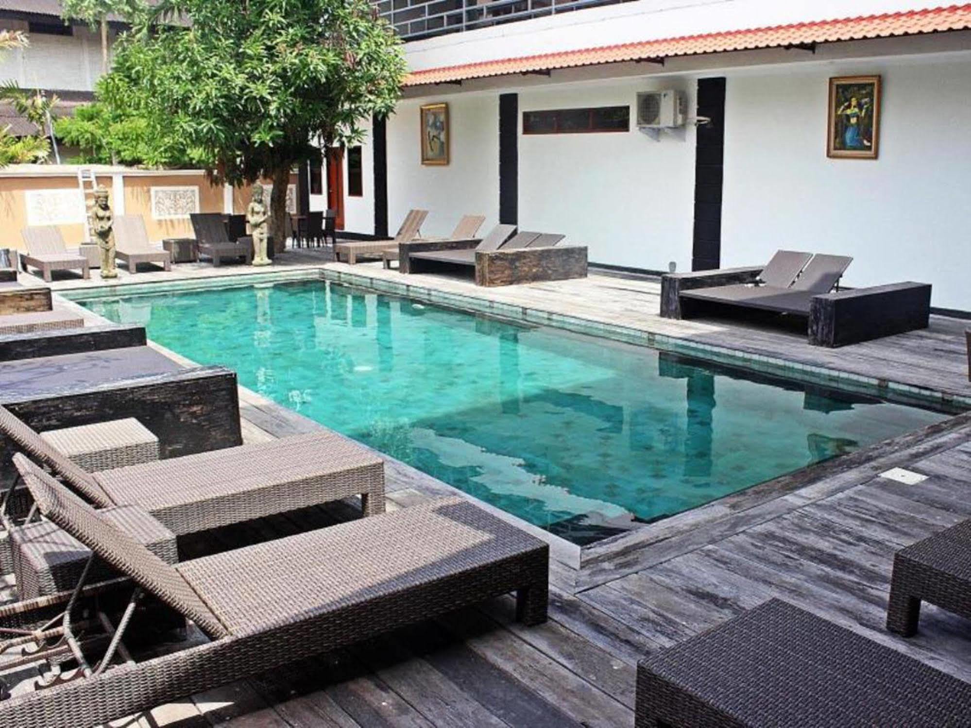 Mirah Hostel Legian Esterno foto