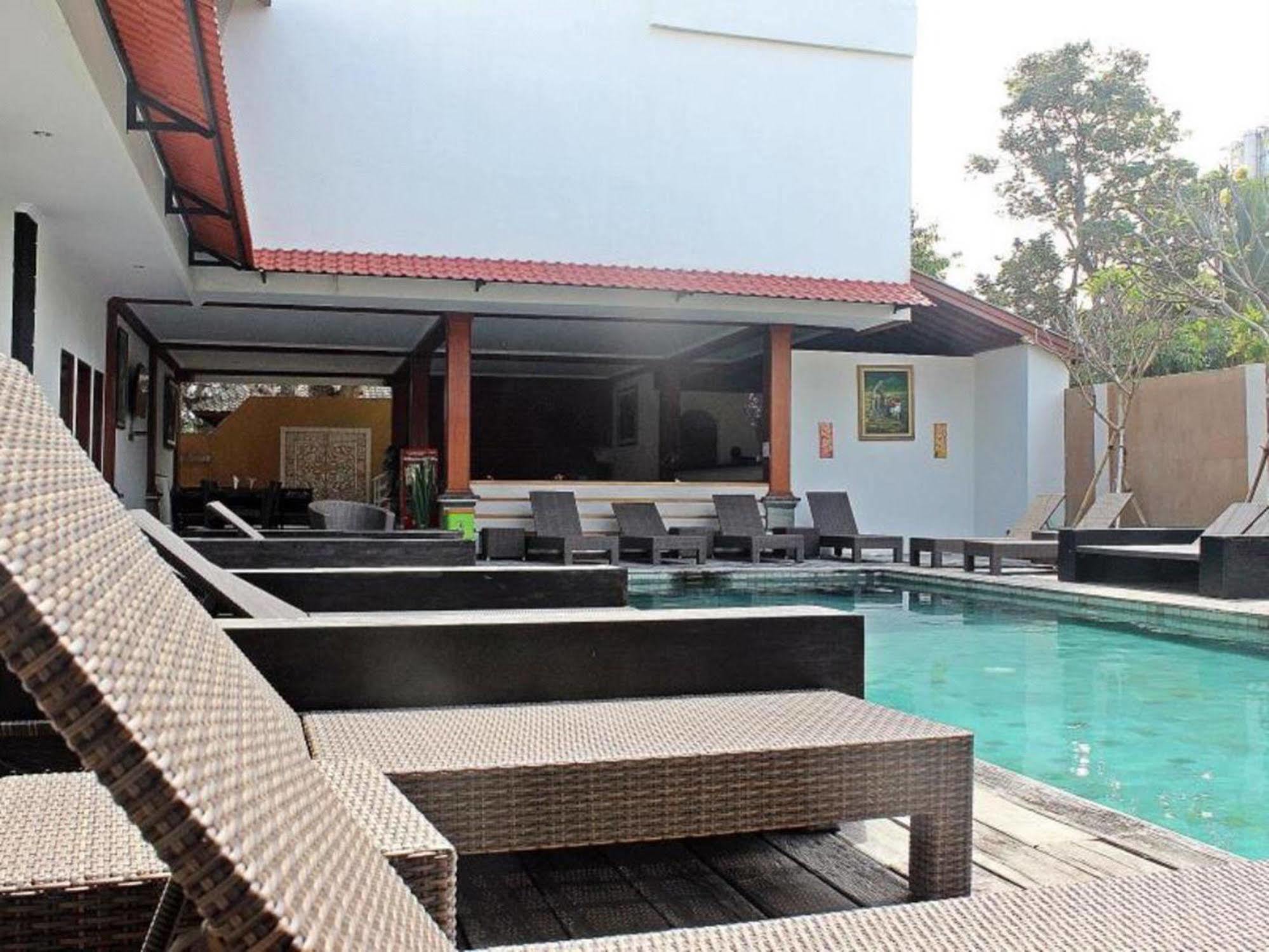 Mirah Hostel Legian Esterno foto