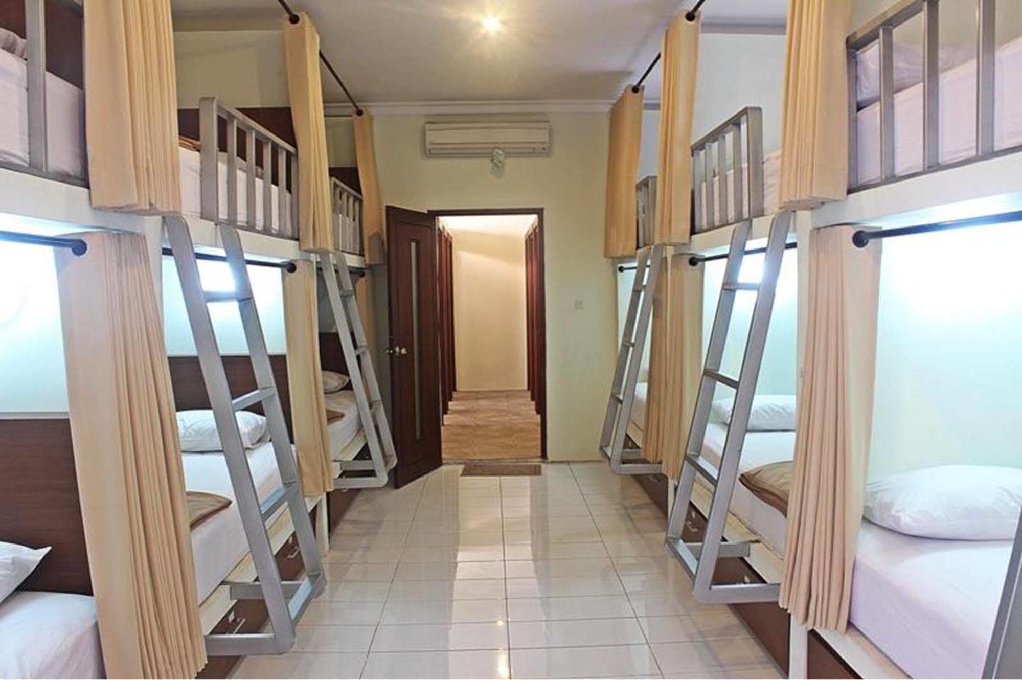 Mirah Hostel Legian Esterno foto