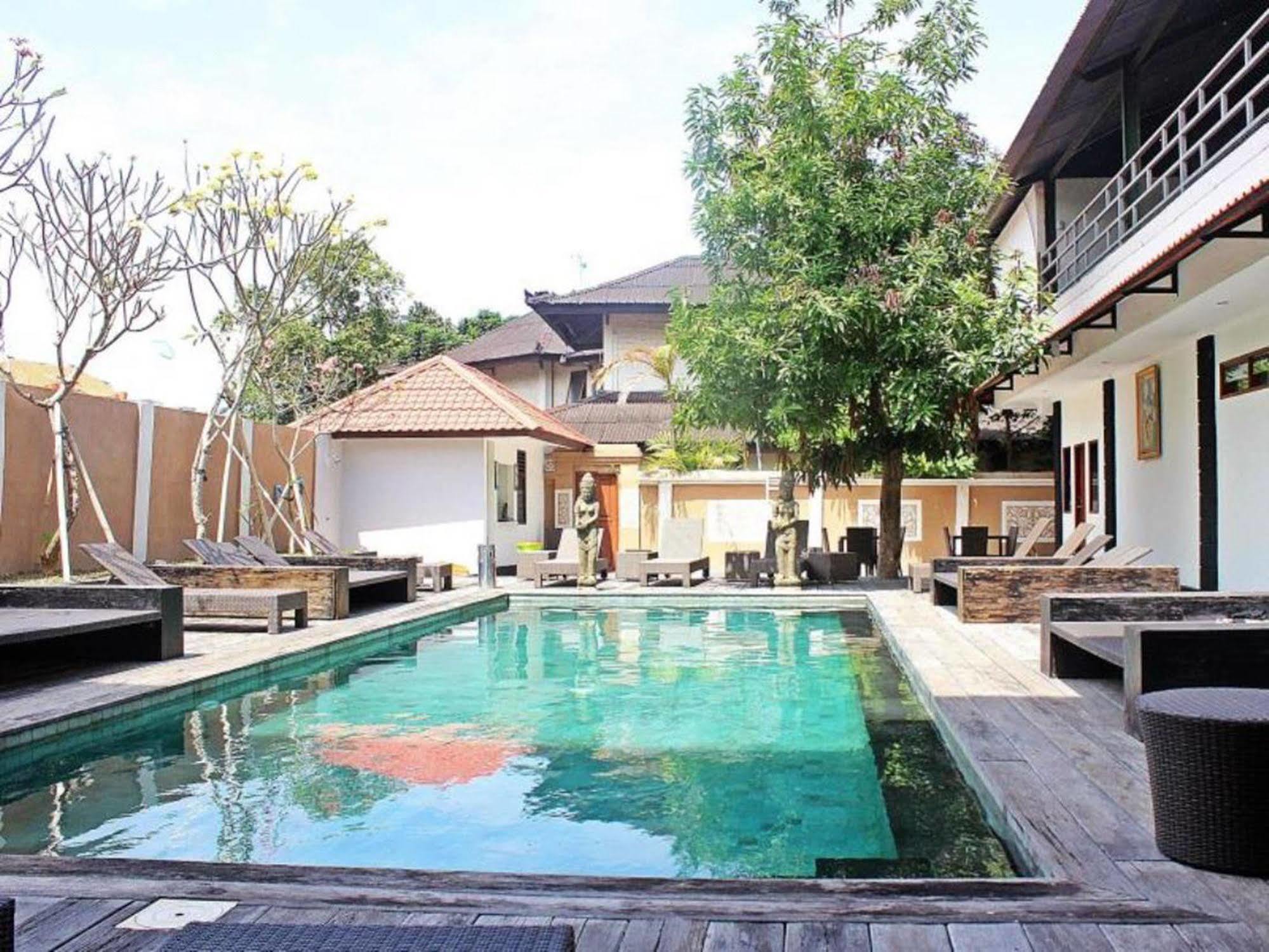 Mirah Hostel Legian Esterno foto