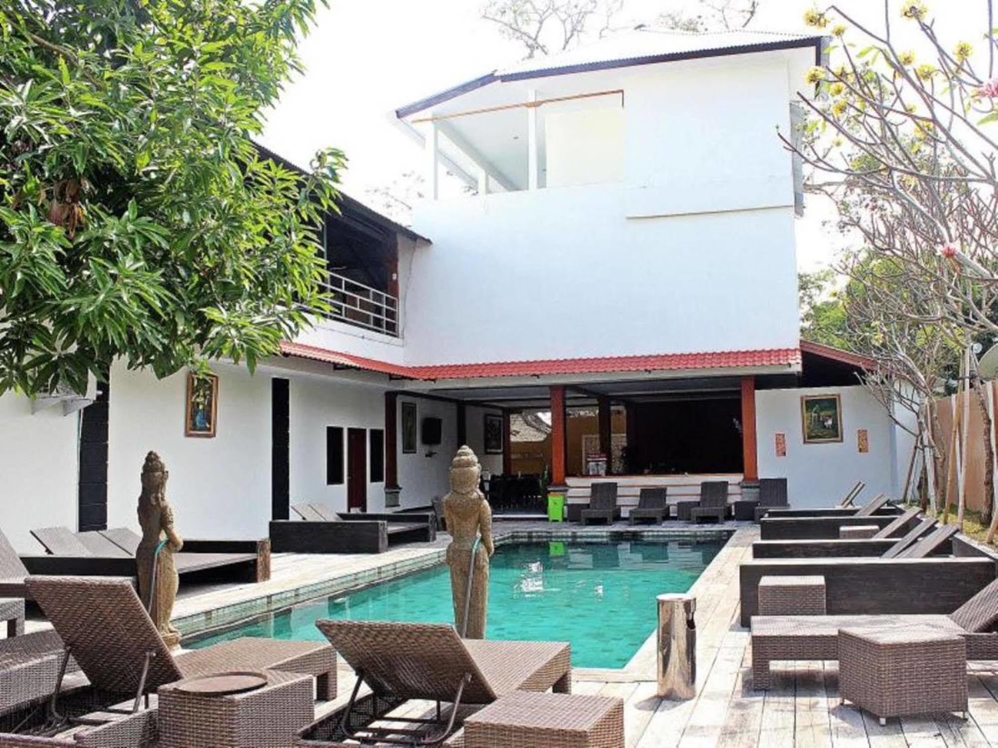 Mirah Hostel Legian Esterno foto