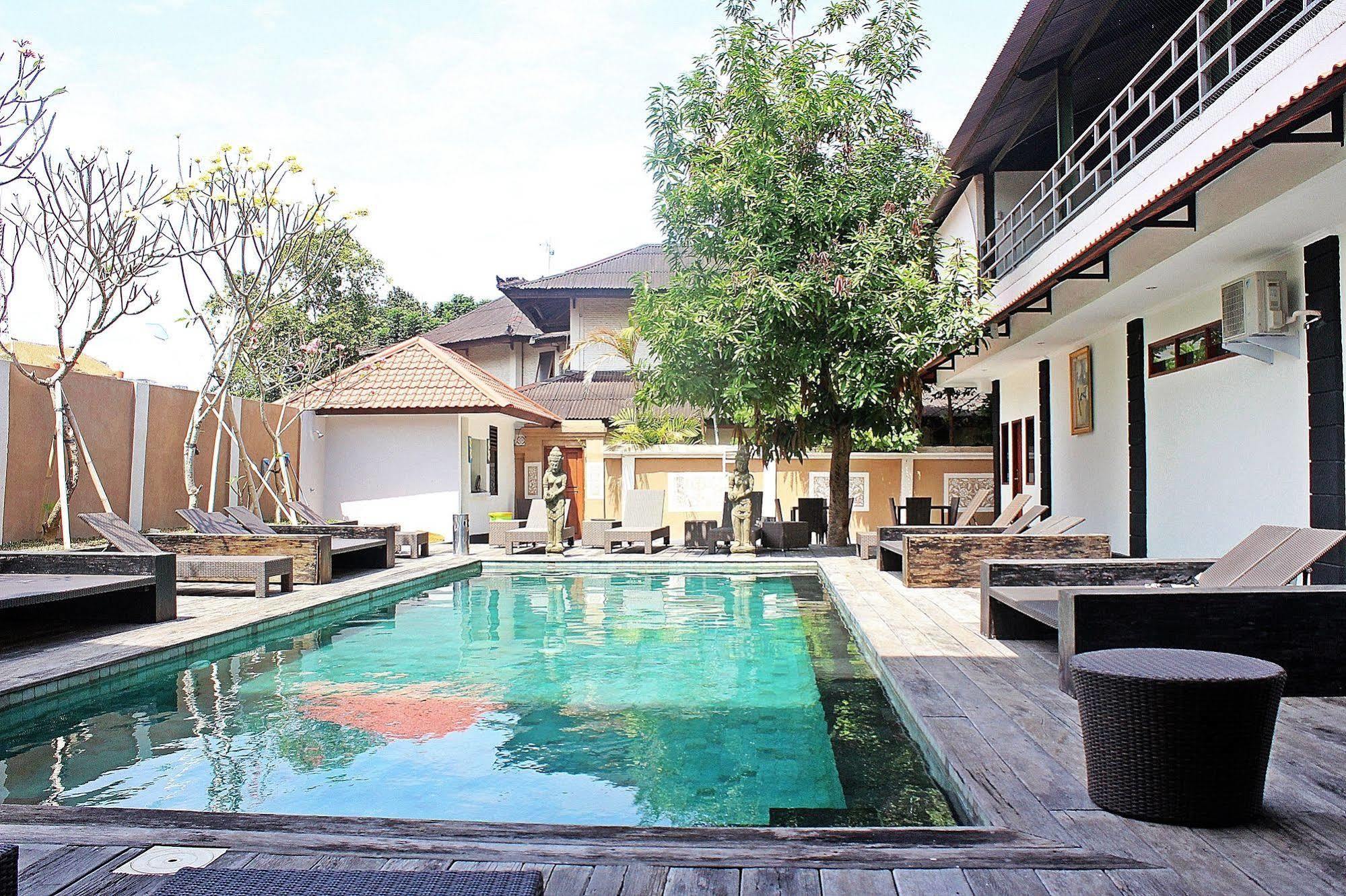 Mirah Hostel Legian Esterno foto