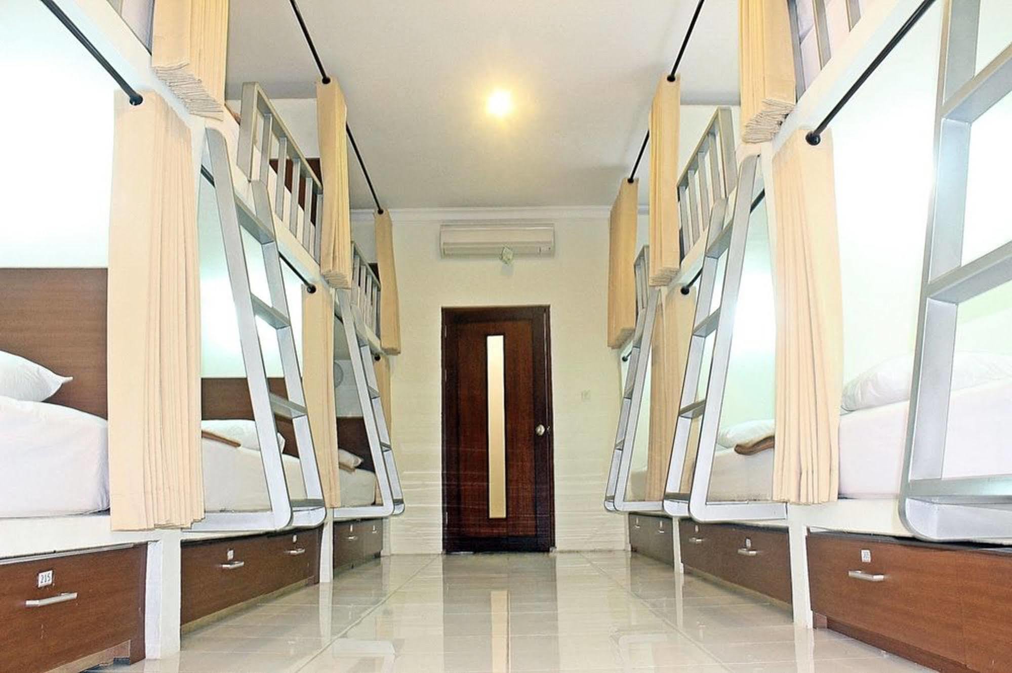 Mirah Hostel Legian Esterno foto