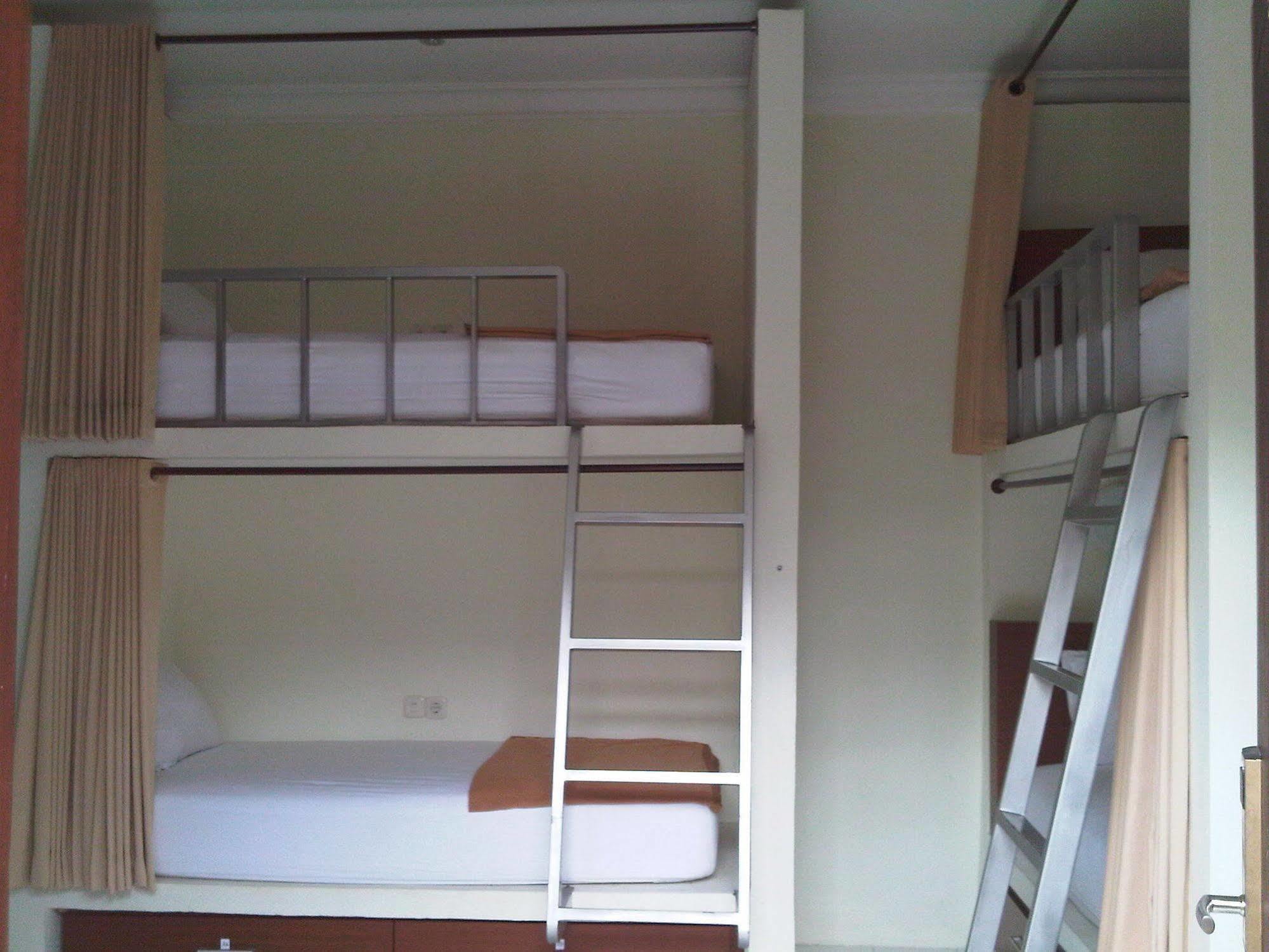Mirah Hostel Legian Esterno foto