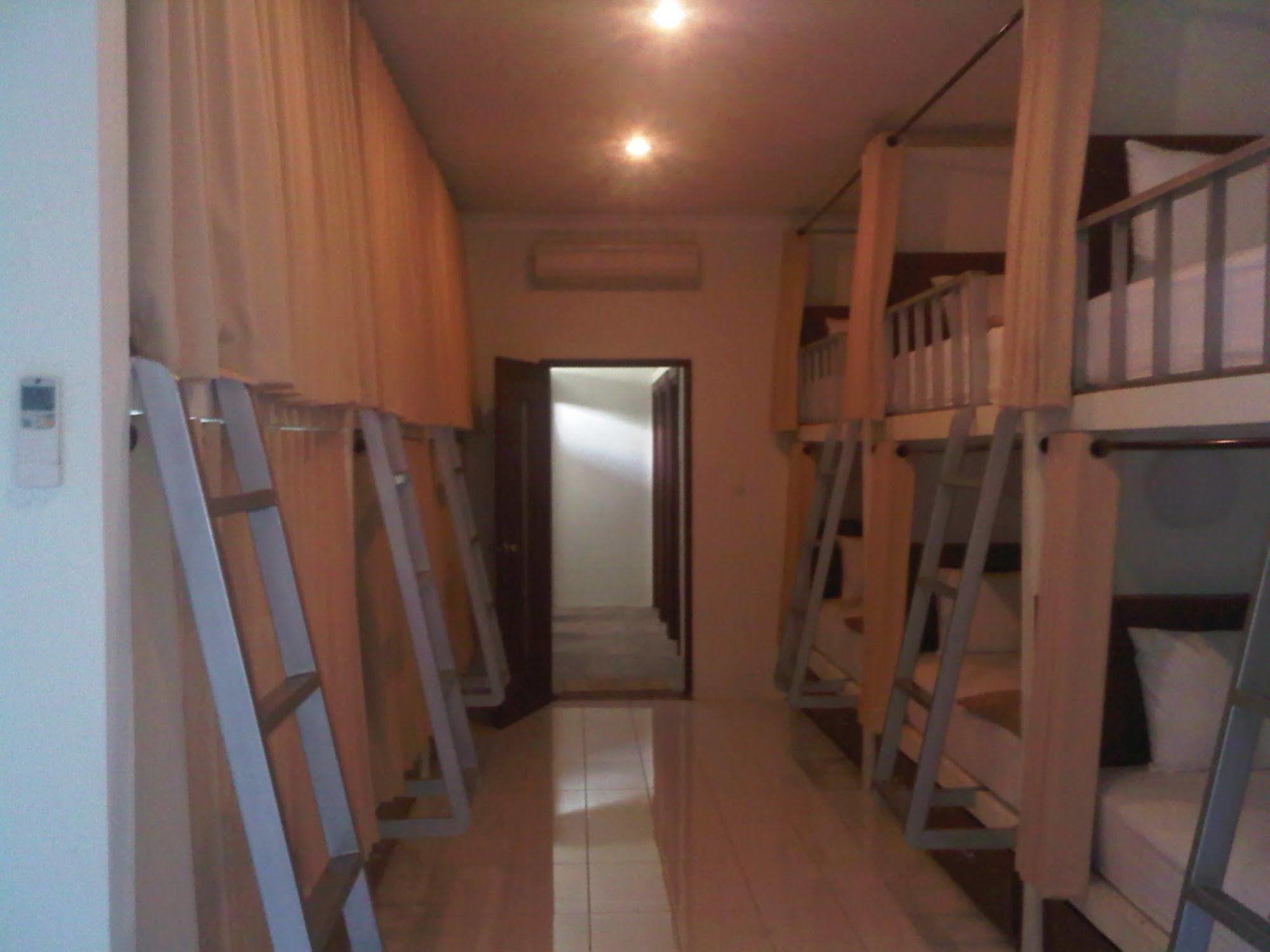 Mirah Hostel Legian Esterno foto