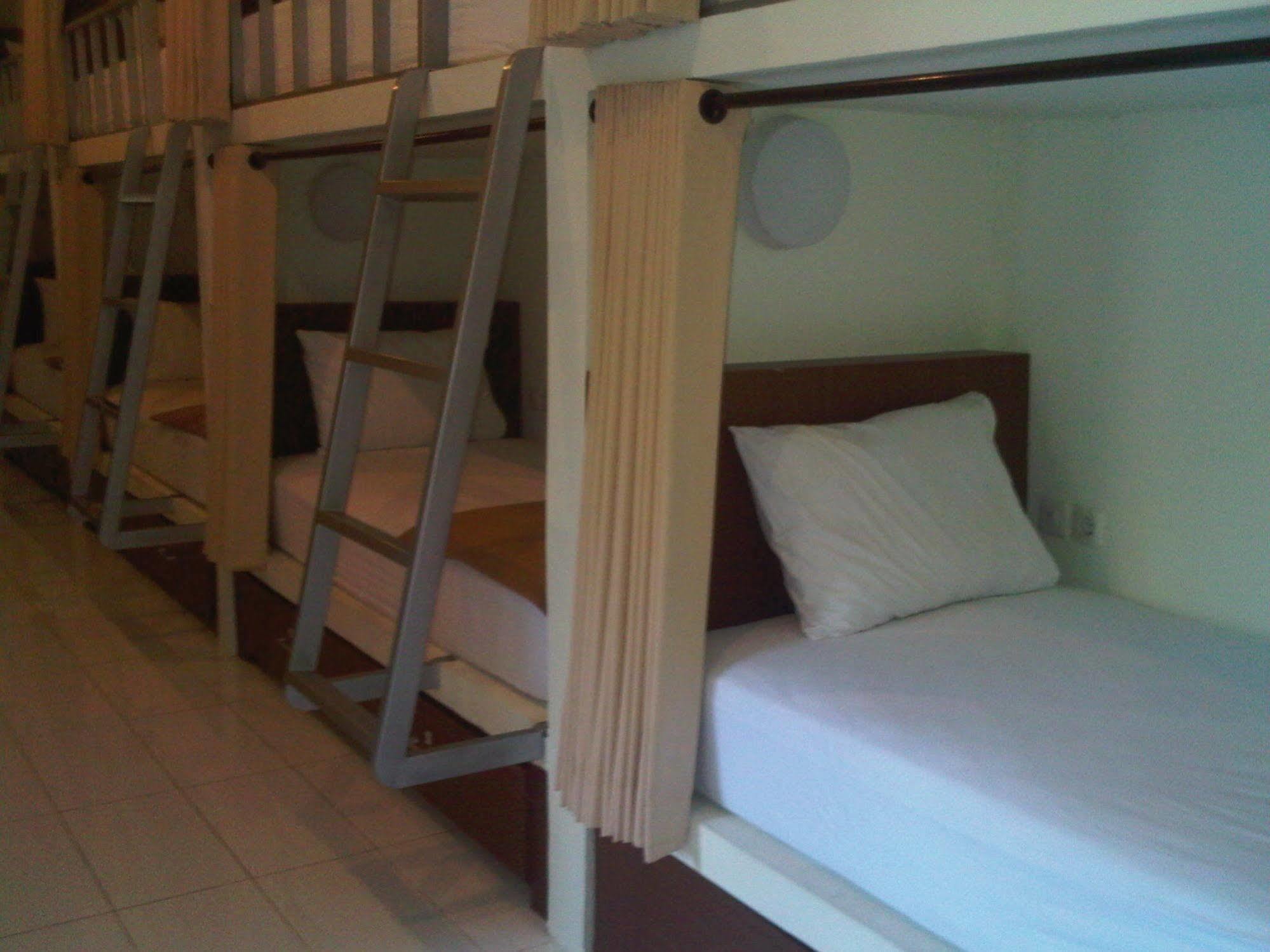 Mirah Hostel Legian Esterno foto
