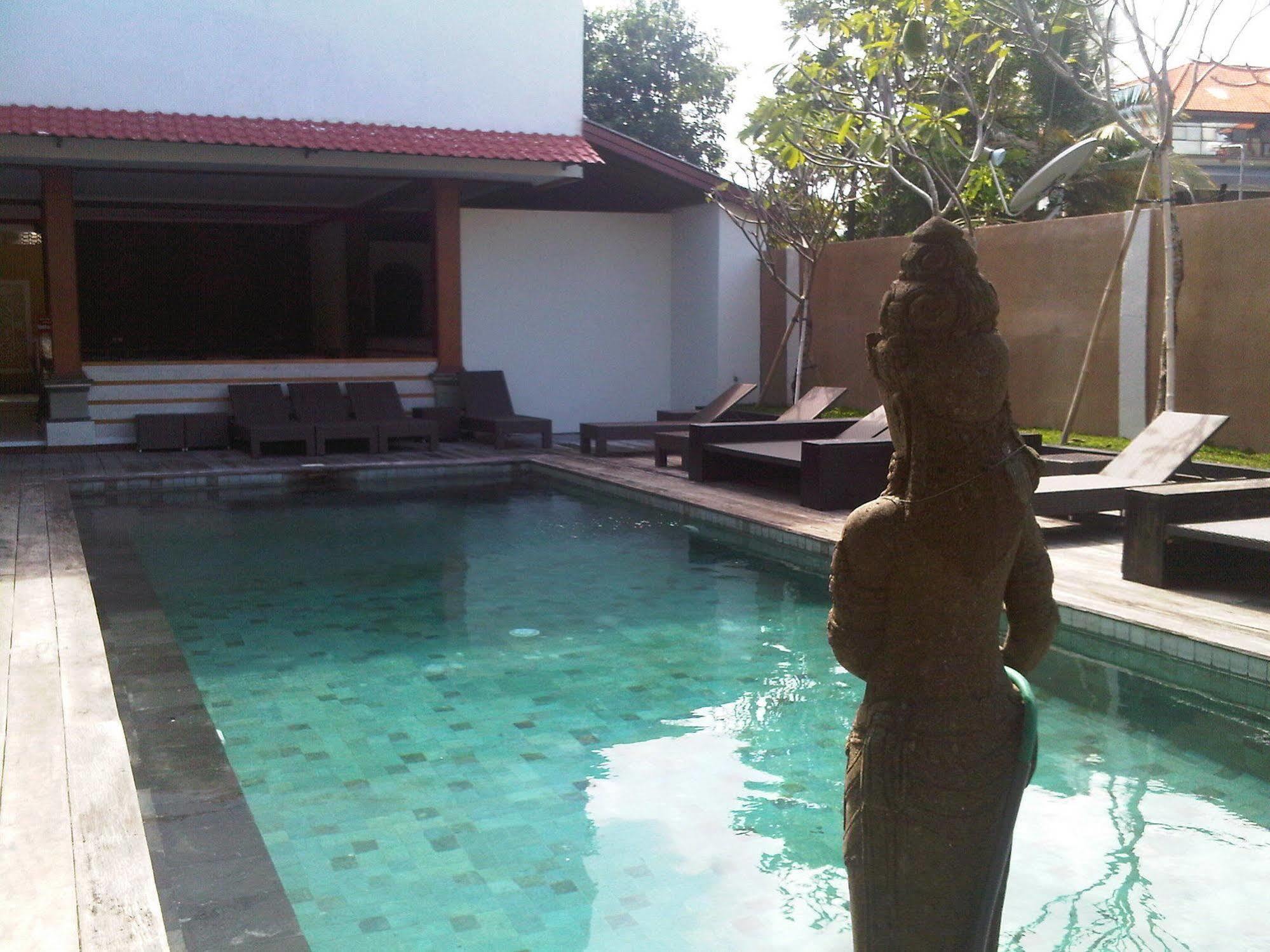 Mirah Hostel Legian Esterno foto