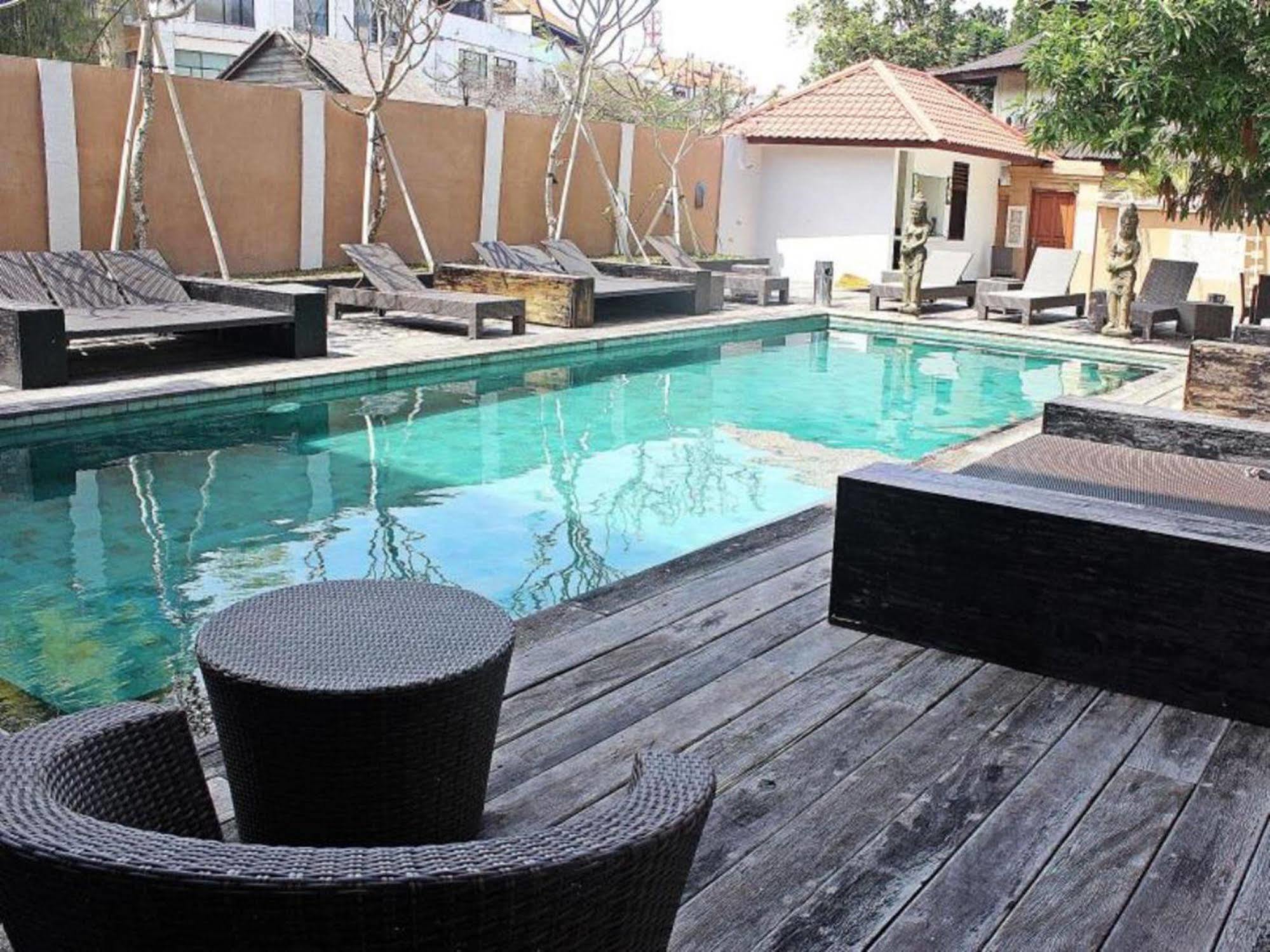 Mirah Hostel Legian Esterno foto