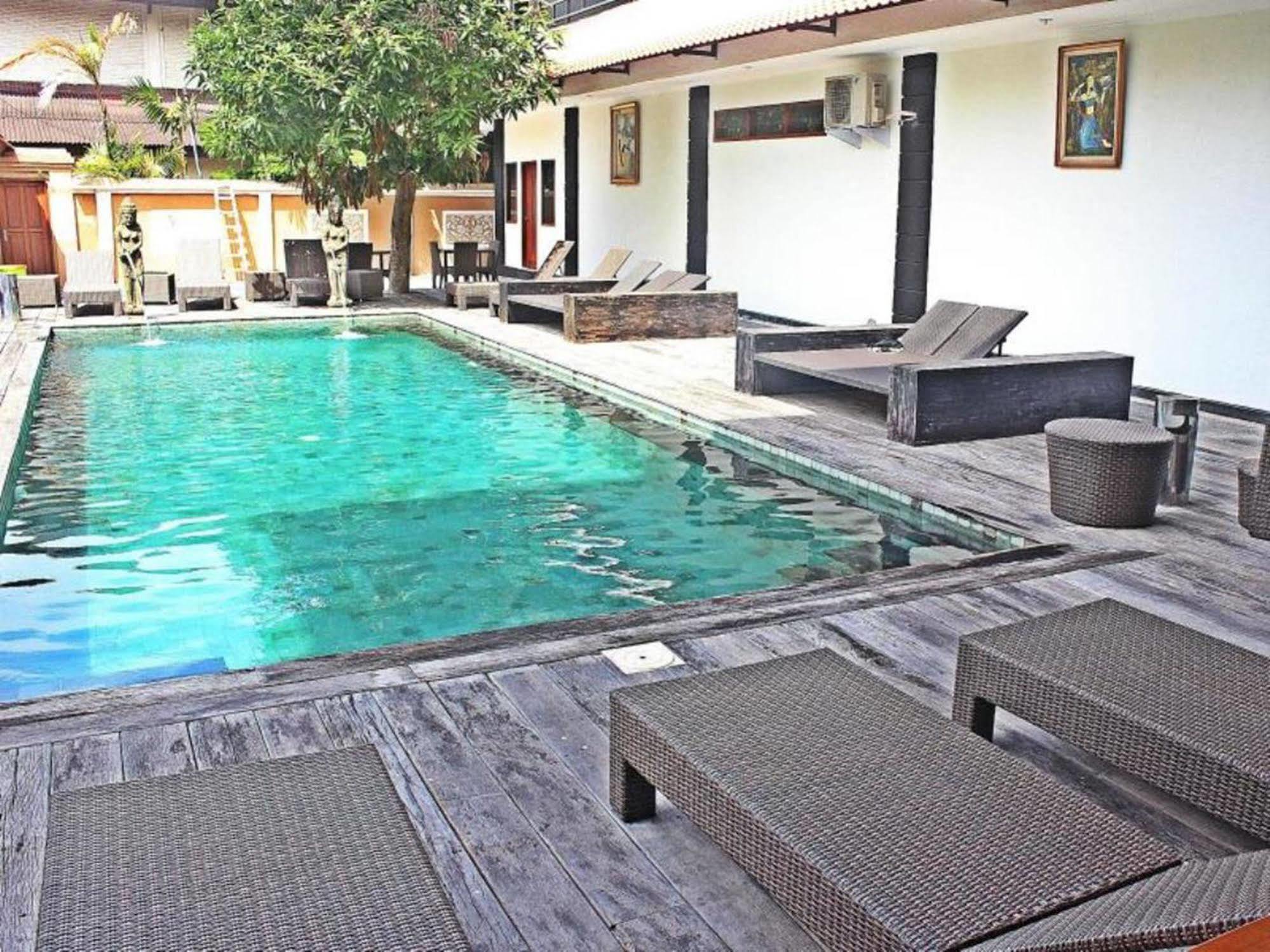 Mirah Hostel Legian Esterno foto