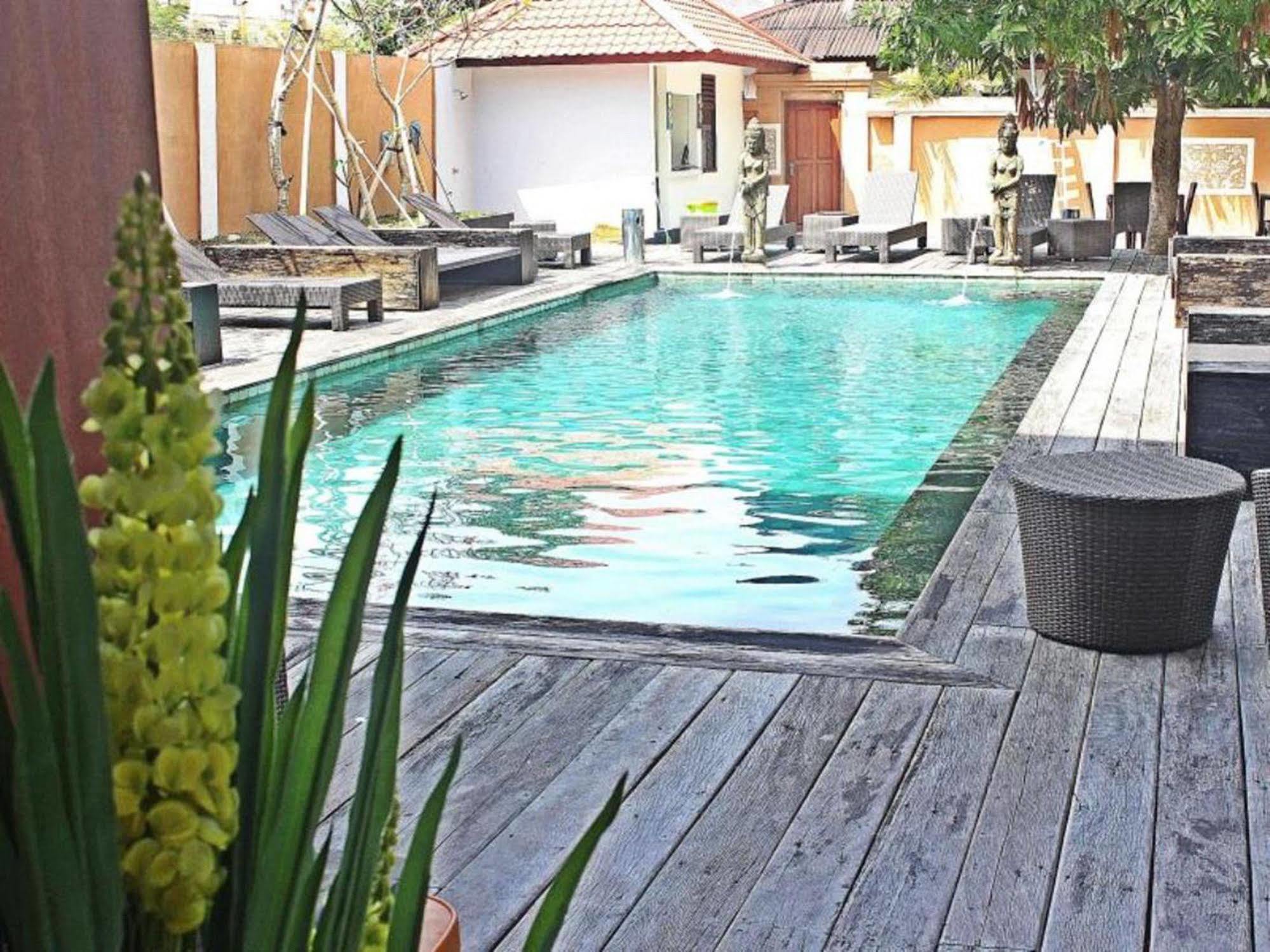Mirah Hostel Legian Esterno foto