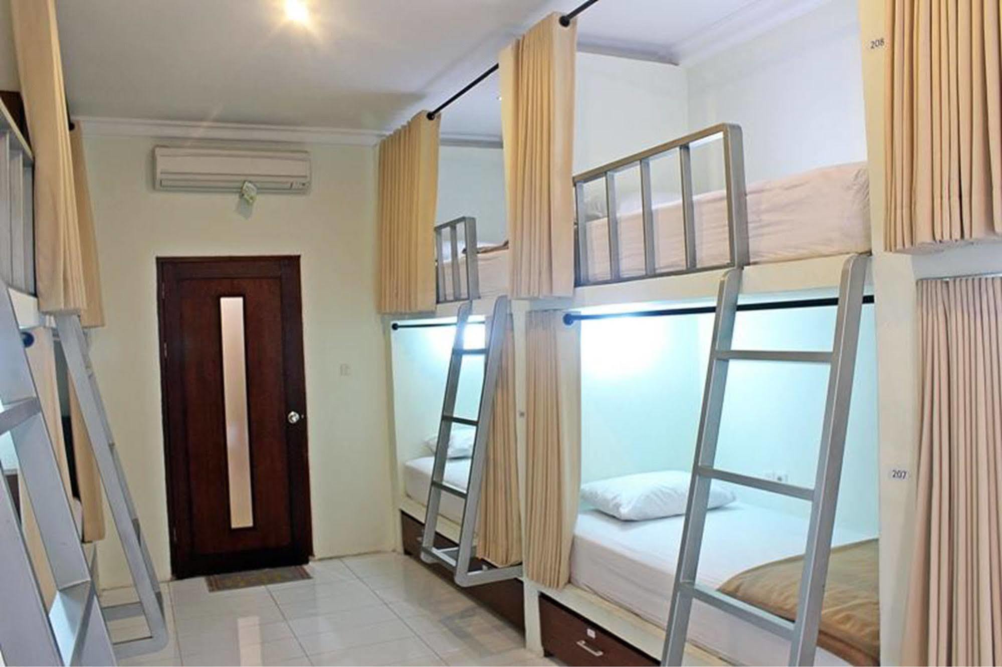Mirah Hostel Legian Esterno foto